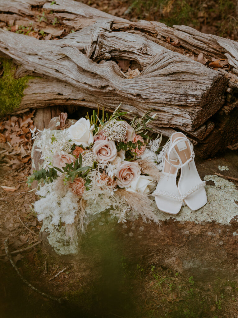 Bouquet and bride's shoes in nature 